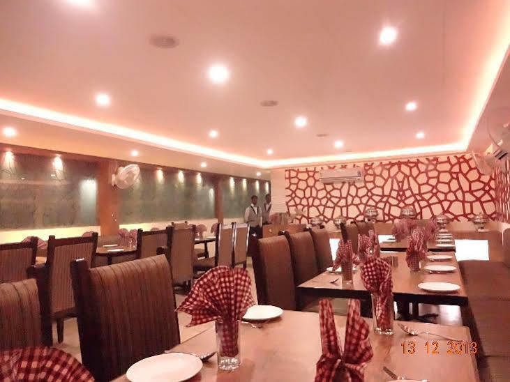 Oyo 2155 Hotel Wardhman จาบัลปูร์ ภายนอก รูปภาพ